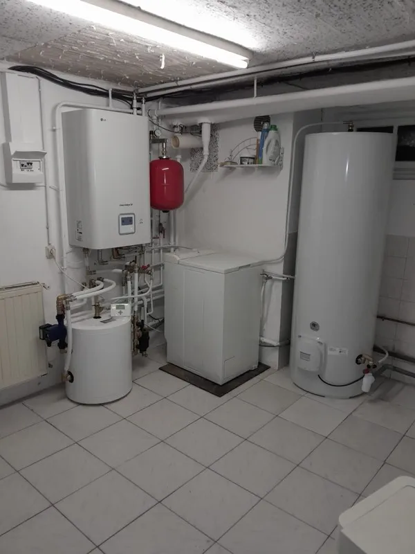 Solar combined system and hot water tank installation